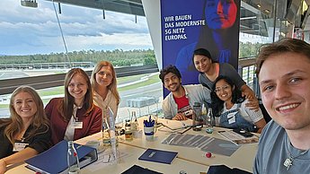Eine Gruppe am Tisch