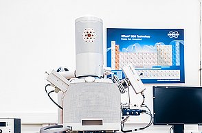 Die Fotos zeigen die Ausstattung der Labore des STI, technische Messgeräte, Mikroskope, Bildschirme und PCs sowie Arbeitsplätze.