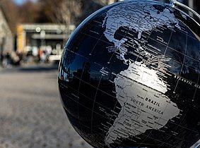 Ein Globus steht auf dem Campus der Hochschule Pforzheim. Steht symbolisch für Internationalität.