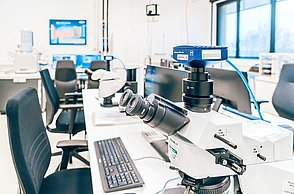 Die Fotos zeigen die Ausstattung der Labore des STI, technische Messgeräte, Mikroskope, Bildschirme und PCs sowie Arbeitsplätze.