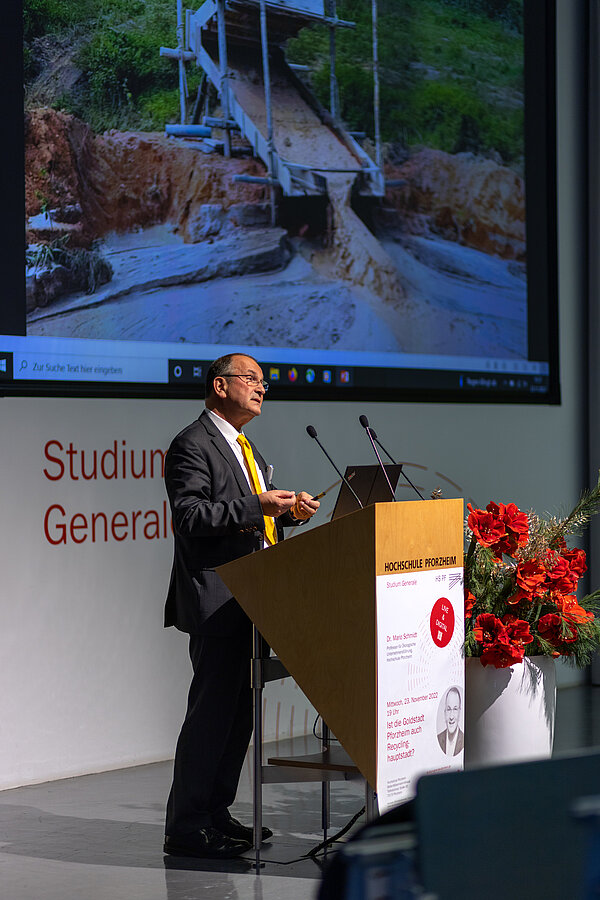 Prof. Dr. Mario Schmidt während seines Vortrages