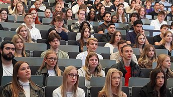Students of Pforzheim Business School listen attentively to the welcome address by Prof. Dr. Harald Strotmann