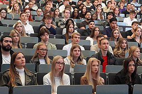 Studierende der Business School Pforzheim hören aufmerksam der Begrüßung durch Prof. Dr. Harald Strotmann zu