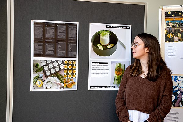 Studentin präsentiert ihr Gruppenergebnis zu künstlicher Intelligenz und Kunst