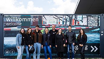 Studierendenteam mit den Unternehmensvertretern