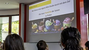 Kinder machen eine Miniumfrage zum Trendeis