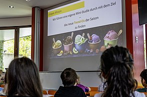 Kinder machen eine Miniumfrage zum Trendeis