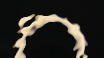 Foto einer Reflektion von einem Lichtkreis im schwarzen Wasser