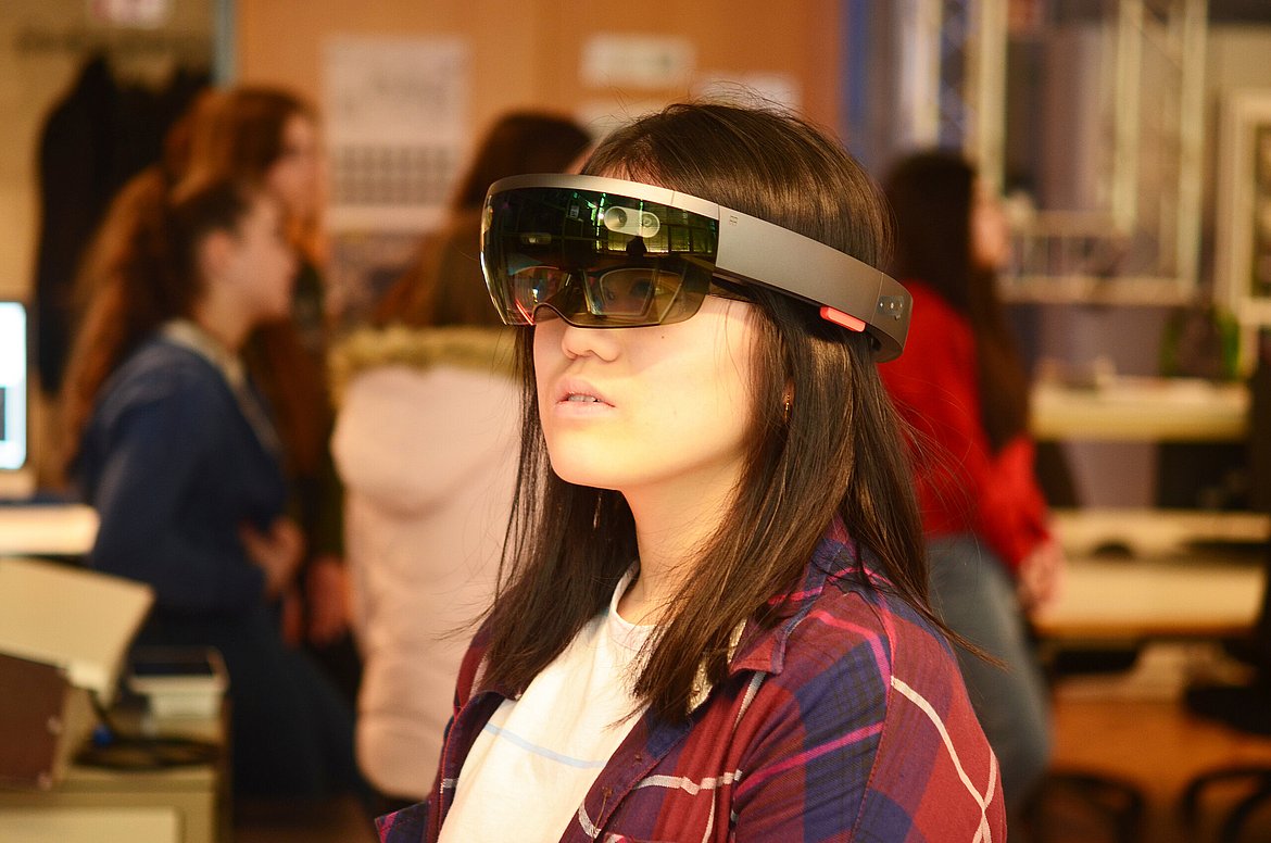 Mädchen mit Hightechbrille beim Girlsday