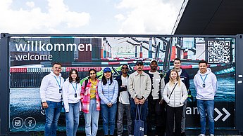 Studierendenteam mit den Unternehmensvertretern