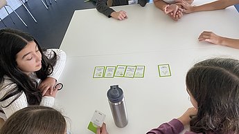 Kinder vergleichen unterschiedliche Tätigkeiten, die auf Karten gedruckt sind