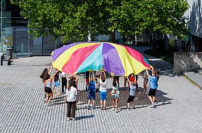 Kinder beim Spielen auf dem Campus