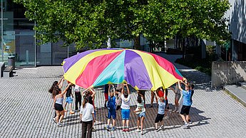 Kinder beim Spielen auf dem Campus