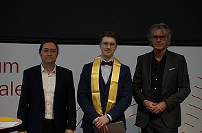 Einer der zwei Jahrgangsbesten im Studiengang BMKWE wurde mit einer Auszeichnung geehrt.
