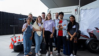 Studierendenteam mit Unternehmensvertretern
