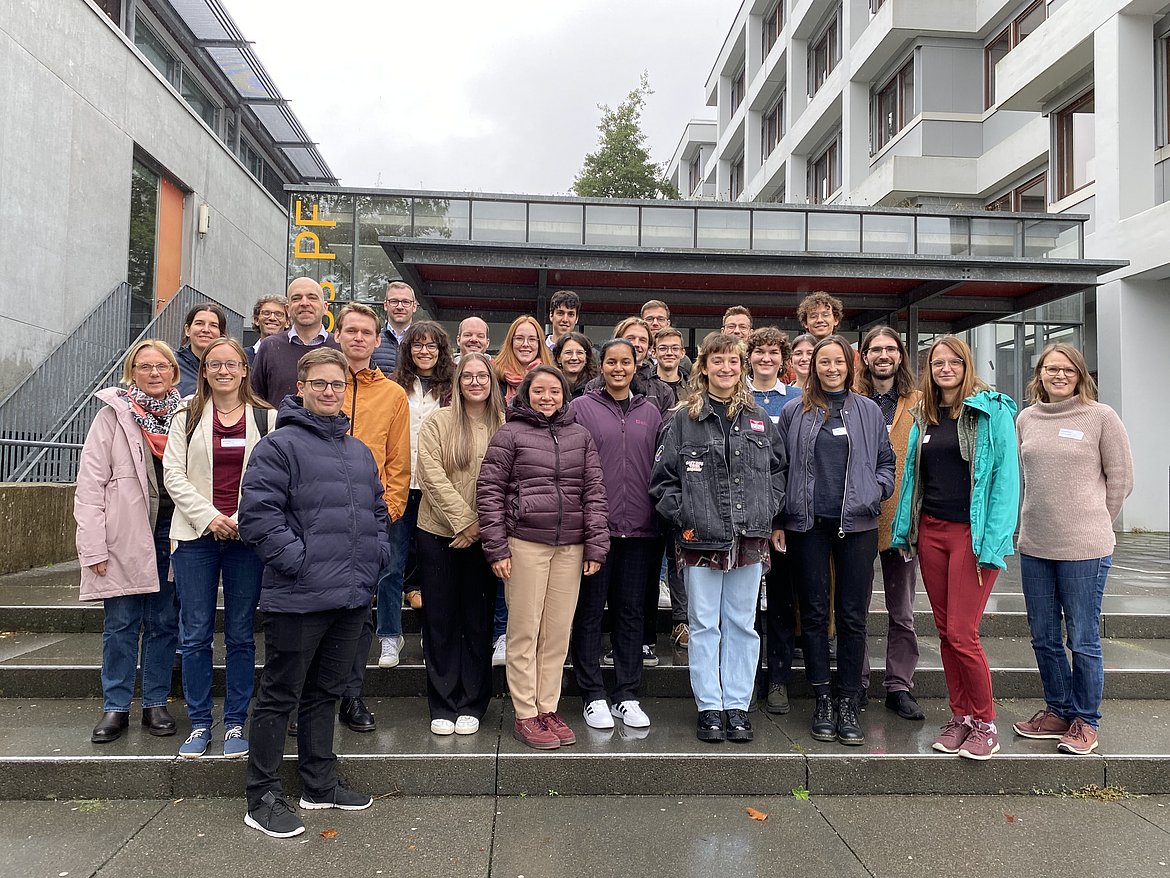 Gruppenfoto der Teilnehmenden der Ökobilanzwerstatt auf Treppe vor Haupteingang der Business School Pforzheim