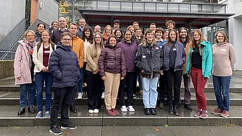 Gruppenfoto der Teilnehmenden der Ökobilanzwerstatt auf Treppe vor Haupteingang der Business School Pforzheim