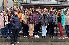 Gruppenfoto der Teilnehmenden der Ökobilanzwerstatt auf Treppe vor Haupteingang der Business School Pforzheim