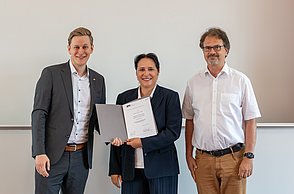 Gewinner, Moderatorin und Professor bei der Preisverleihung