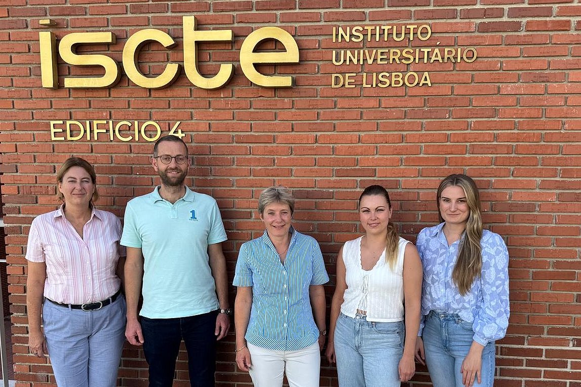 Fünf Personen vor dem Schriftzug iscte