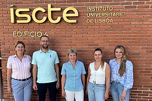 Fünf Personen vor dem Schriftzug iscte