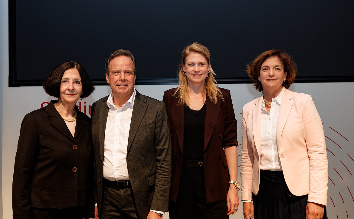 Drei Frauen und ein Mann (Rektor der Hochschule) schauen in die Kamera. Es handelt sich um die Organisatorinnen des Studium Generale gemeinsam mit der Rednerin des Abends.