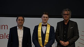 Einer der zwei Jahrgangsbesten im Studiengang BMKWE wurde mit einer Auszeichnung geehrt.