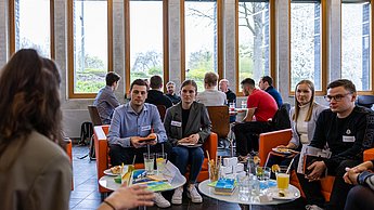 Studierende auf Sofas sitzend
