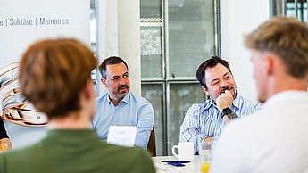 Mitarbeiter der Firma egf Manufaktur im Austausch mit Studierenden.