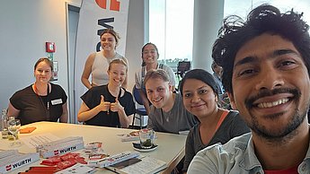 Eine Gruppe am Tisch