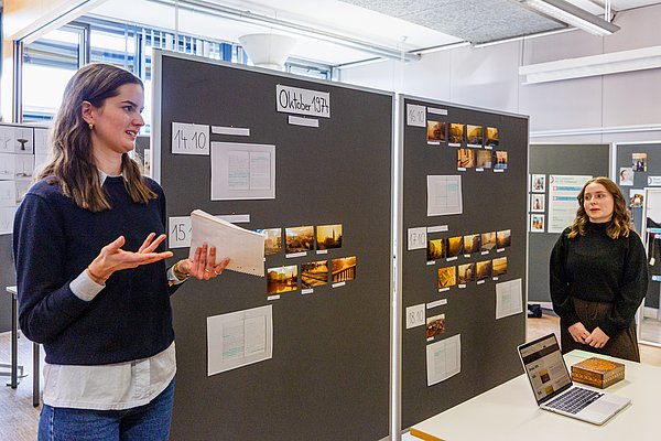 Zwei Studentinnen präsentieren ihre Arbeit über gefälschte Erinnerungen mithilfe von KI.