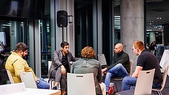 Personen im Gespräch in einem Stuhlkreis