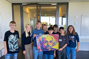 Die zweite Gruppe an Kindern präsentiert ihr Bild von Einstein