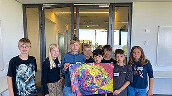 Die zweite Gruppe an Kindern präsentiert ihr Bild von Einstein