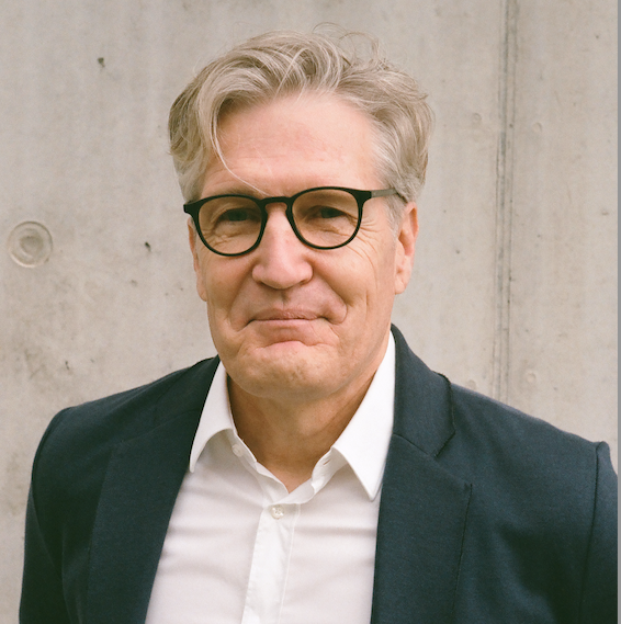 Bild von Mathias Jucker, (älterer Mann mit grauem Haar und einer Brille) der in die Kamera lächelt.