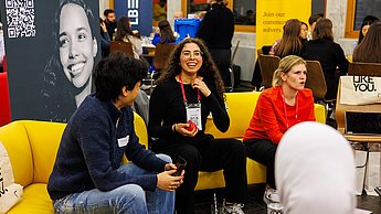 Mitarbeiterinnen der Firma WTS im Gespräch mit Studierenden