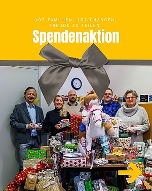 Beteiligte der Spendenaktion für Profamilia lächeln hinter einem Berg von gesammelten Geschenken.