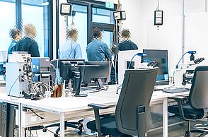 Die Fotos zeigen die Ausstattung der Labore des STI, technische Messgeräte, Mikroskope, Bildschirme und PCs sowie Arbeitsplätze.