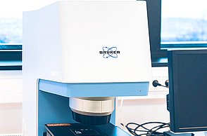 Die Fotos zeigen die Ausstattung der Labore des STI, technische Messgeräte, Mikroskope, Bildschirme und PCs sowie Arbeitsplätze.