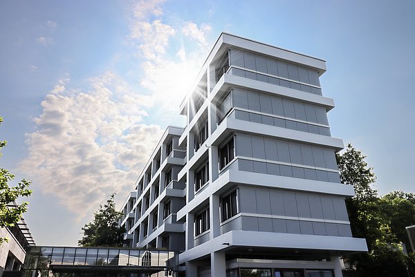 Gebäude der Fakultät für Wirtschaft und Recht in der Tiefenbronner Straße.
