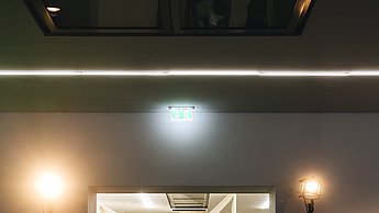 Menschen betrachten eine Ausstellung