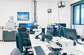 Die Fotos zeigen die Ausstattung der Labore des STI, technische Messgeräte, Mikroskope, Bildschirme und PCs sowie Arbeitsplätze.