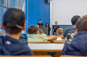 Die Kinder hatten bei der Kinderuni die Gelegenheit die Rennschmiede kennenzulernen. 