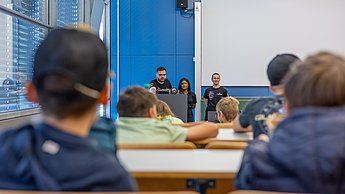 Die Kinder hatten bei der Kinderuni die Gelegenheit die Rennschmiede kennenzulernen.