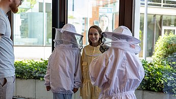 Im Workshop mit Felix Bischoff konnten die Kids in die Welt der Imkerei schnuppern und dabei selbst in Imkeranzüge schlüpfen.