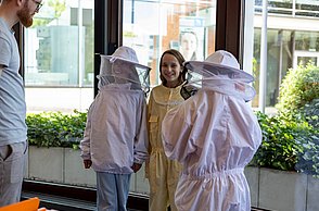 Im Workshop mit Felix Bischoff konnten die Kids in die Welt der Imkerei schnuppern und dabei selbst in Imkeranzüge schlüpfen.