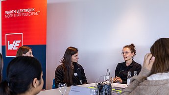 Studierende mit Unternehmensvertretern bei den Gruppengesprächen in der Osttribüne. 