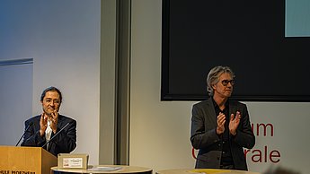 Die beiden Studiengangsleiter führten durch die Laudatio.
