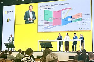 Prof. Dr. Jörg Woidasky referiert auf der Bühne des KONGRESS BW.