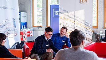 Mitarbeiter von egf Manufaktur auf einem Sofa sitzend